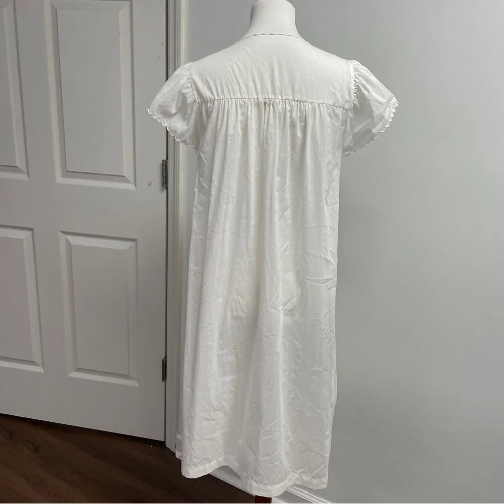 Vintage Barbizon Short-sleeved Nightgown size medium. White floral Lace nightie